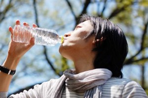 水を飲む男性1